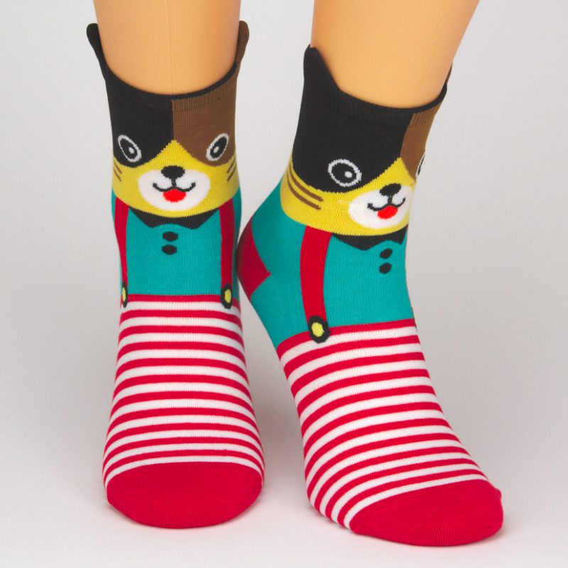Socken mit Katzenmotiv und rot weißen Streifen