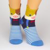 Socken mit Schweinchen-Motiv und blau weißen Streifen