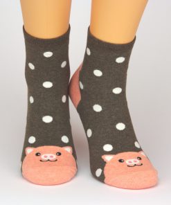 Socken in braun mit Schweinchen-Motiv und weißen Punkten