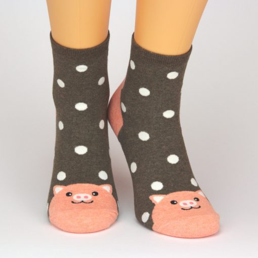 Socken in braun mit Schweinchen-Motiv und weißen Punkten