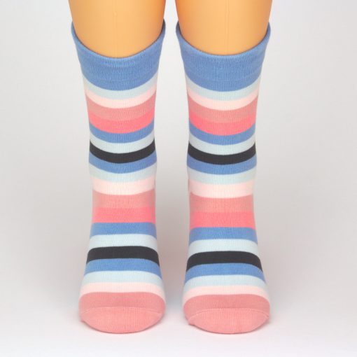 Bunte Socken mit strahlenden Streifen von Charaktoes