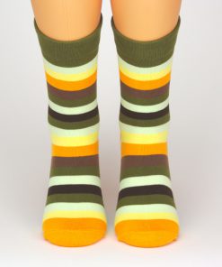 Socken mit leuchtenden bunten Streifen von Charaktoes