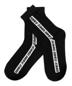 schwarze Socken mit Aufschrift
