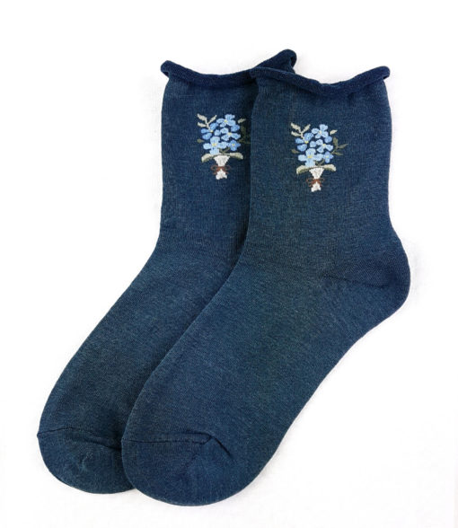 blaue Socken mit Blumenmotiv