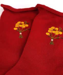 rote Socken mit Blumenmotiv