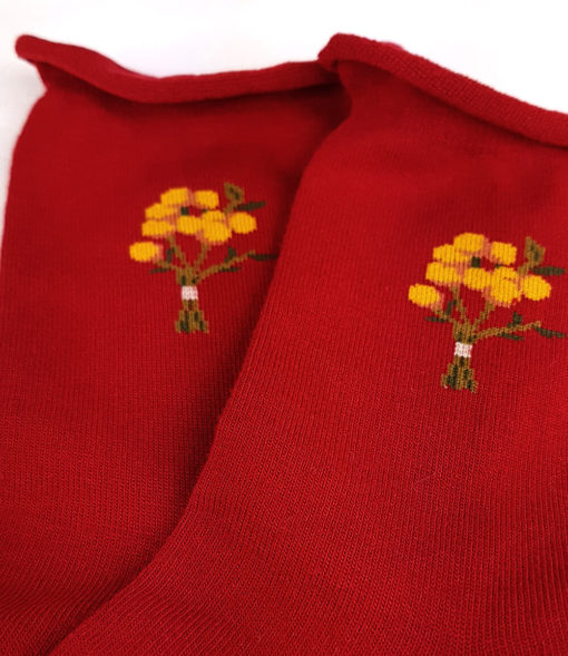 rote Socken mit Blumenmotiv