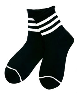 schwarze Socken mit weißen Streifen