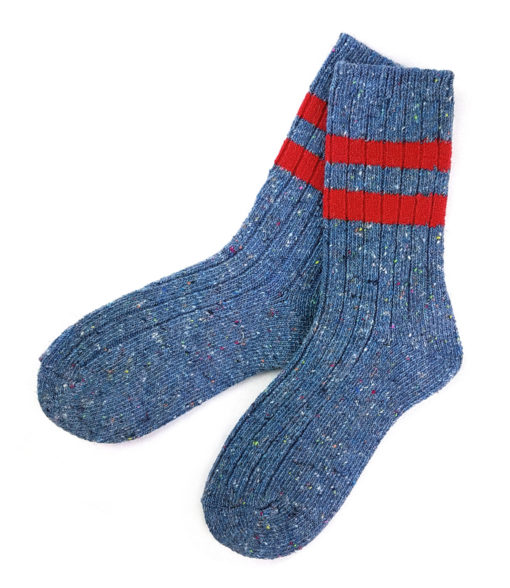 warme blaue Socken mit Streifen